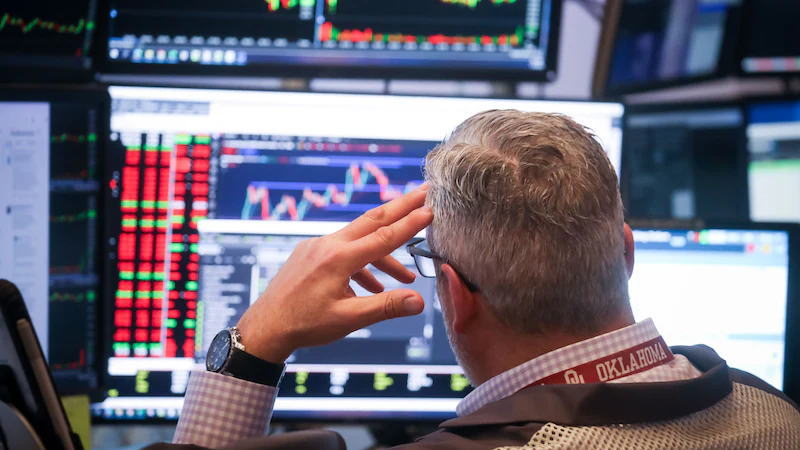 出于不同的原因，三家外國頭部銀行上調了標準普爾500指數(shù)年底目標預測